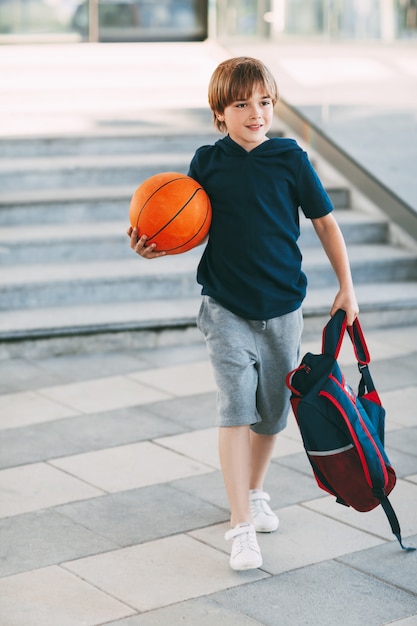 バスケットボールのボールを持つlitlleかわいい男の子 プレミアム写真