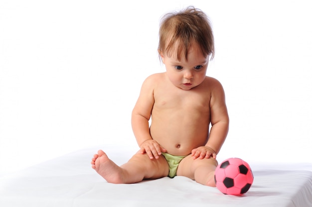 小さなピンクのサッカーボールで遊ぶかわいい赤ちゃん女の子 プレミアム写真