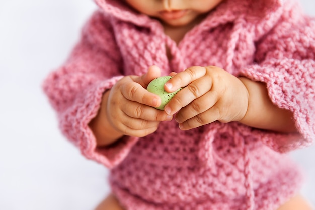 little-baby-girl-pink-romper-playing-with-green-easter-egg-closeup-tiny-hands_146099-298.jpg (626×417)