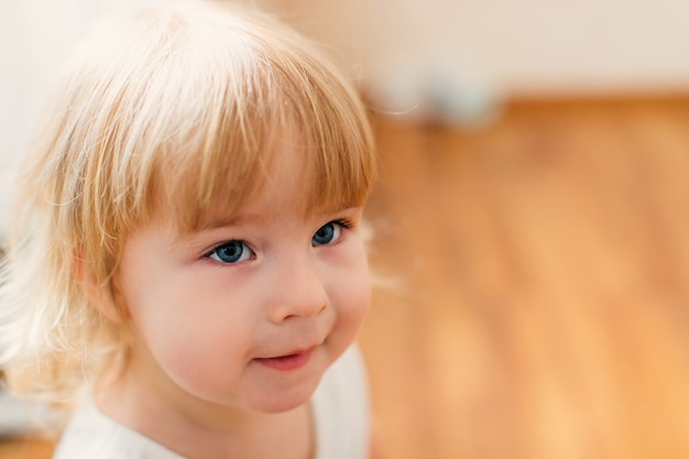 2歳の小さな金髪の女の赤ちゃん プレミアム写真