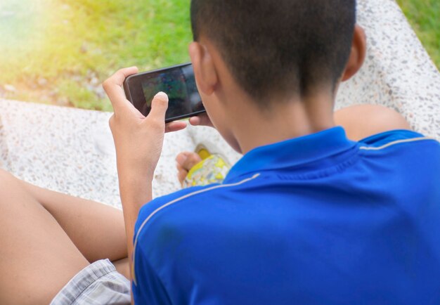 kids playing mobile games