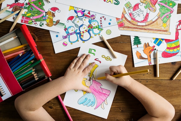 Little girl drawing and coloring Free Photo