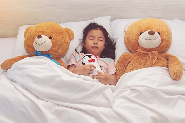 girl sleeping with teddy bear