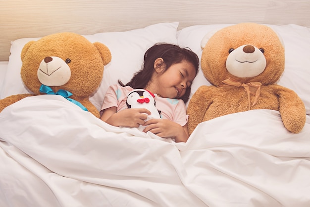 girl sleeping with teddy bear