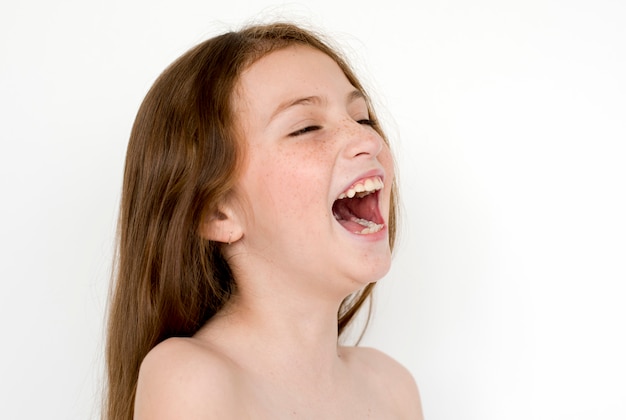 小さな女の子笑顔幸せ裸胸スタジオポートレート プレミアム写真