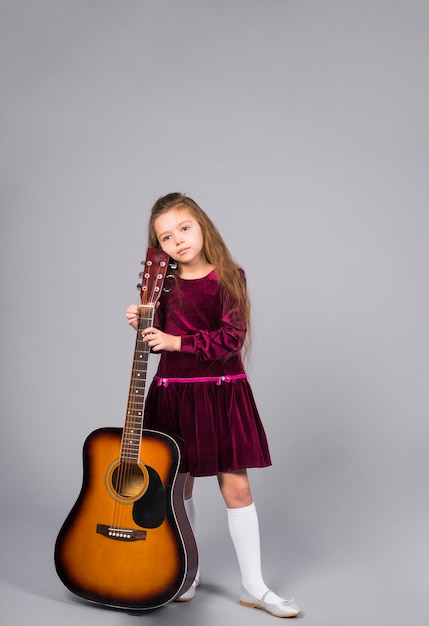 アコースティックギターと立っている女の子 無料の写真