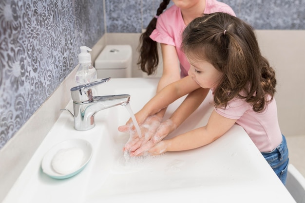 Little girl washing hands | Free Photo