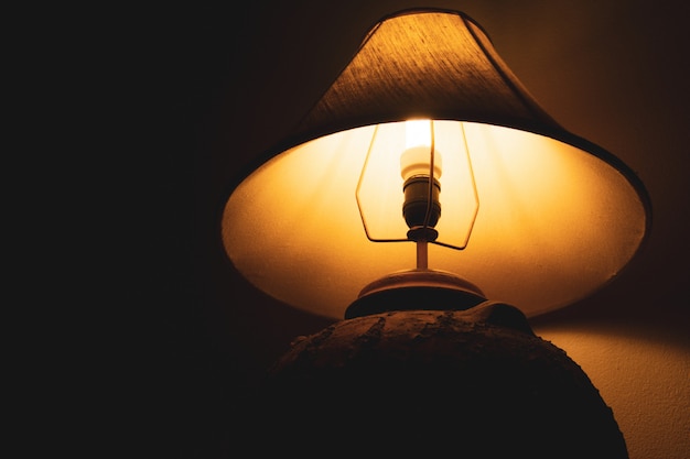 暗い背景と夜のリビングルームのランプ プレミアム写真