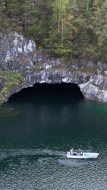 洞窟の入り口とボートのlndscape プレミアム写真