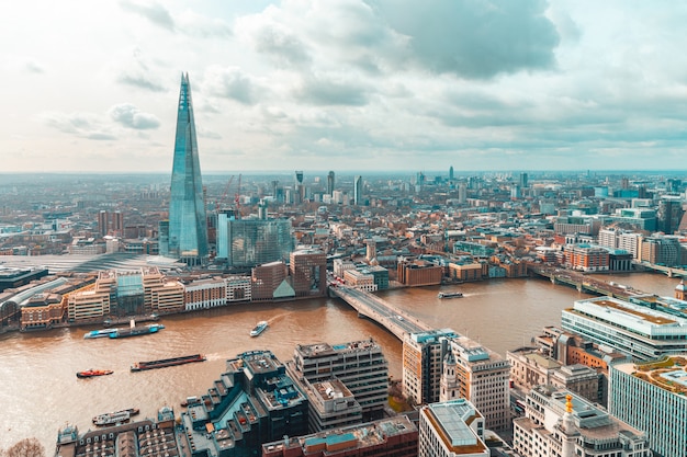 近代的な建物と高層ビルのロンドン空撮 プレミアム写真