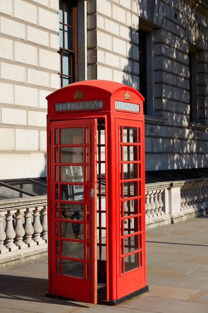 ロンドンの古い赤い電話ボックス プレミアム写真