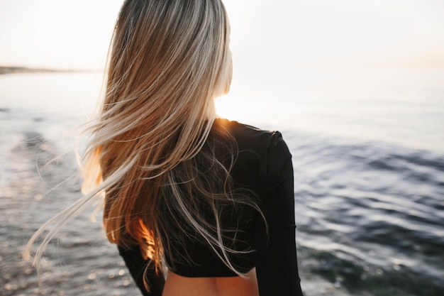 Девушка Спиной Фото Темные Волосы Море