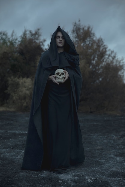 [Teste para Estrategista] Fragmentos da perdição | Rachel Constantine Long-portrait-man-dressed-as-dark-mage-with-skull_23-2148277515