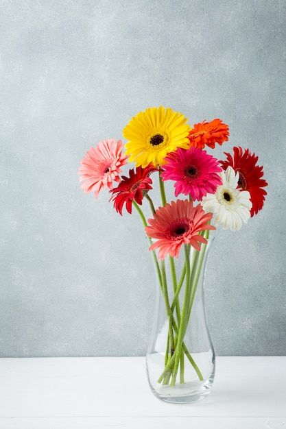 ガーベラの花を持つシンプルな花瓶のロングショット プレミアム写真