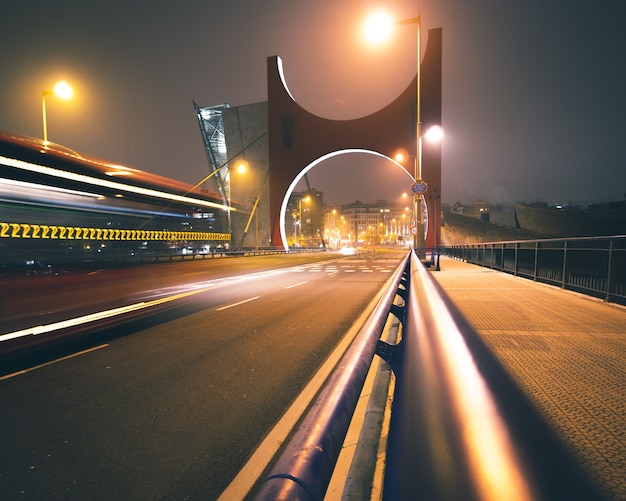 ビルバオスペインの高速道路のライトとユニークな橋の弧と夜のラサルベ橋のロングショット 無料の写真