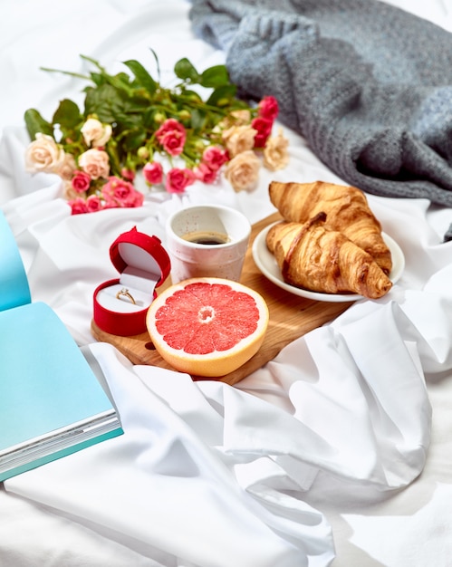 Il Concetto Di Lettera D Amore Sul Tavolo Con Colazione Foto Gratis