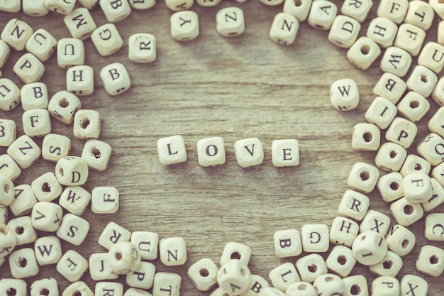 木の板に白い英語のアルファベット文字の愛の言葉 プレミアム写真