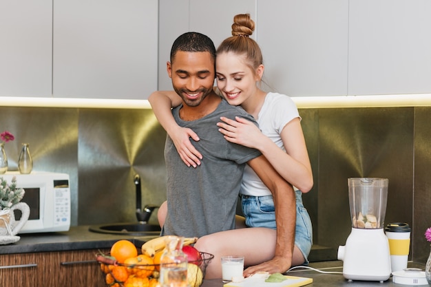 キッチンで抱き合う恋人たち 雰囲気が大好きです 家の服でいちゃつくカップル 穏やかな目 暖かい関係 無料の写真 キッチンで抱き合う恋人たち 雰囲気が大好きです 家の服でいちゃつくカップル 穏やかな目 暖かい関係 無料の写真