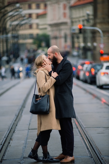 若いカップルがプラハ チェコ共和国の路上でキスを愛する プレミアム写真