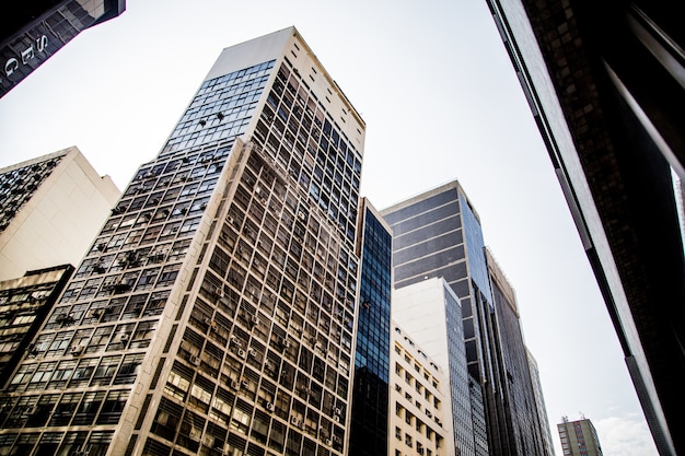 Low angle shot of a modern skyscraper in downtown rio de janeiro Free Photo