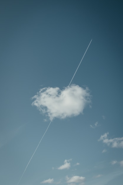 無料の写真 かわいいハートの形をした雲のローアングルショット