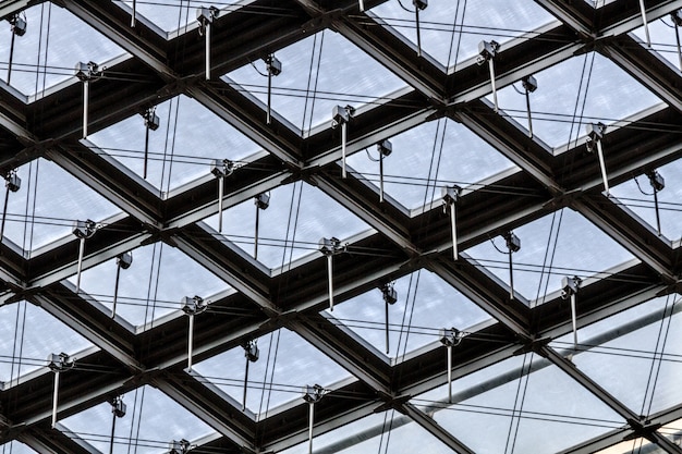 興味深いパターンの建物のガラスの天井のローアングルショット 無料の写真