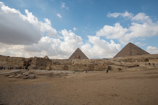隣同士の2つのエジプトのピラミッドのローアングルショット 無料の写真