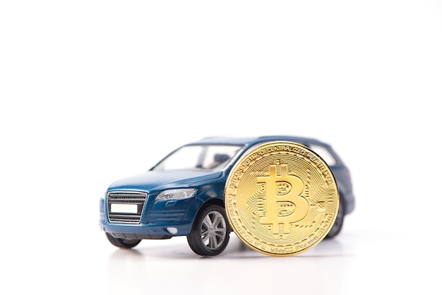 ビットコイン暗号通貨のおかげで購入した豪華で高価な青いsuvのおもちゃの車 白い背景に プレミアム写真