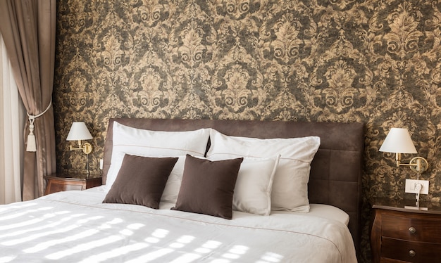 壁紙とキングサイズのベッドを備えた豪華なベッドルーム プレミアム写真