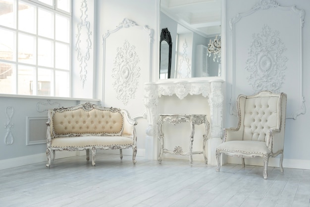 エレガントでクラシックな家具と壁の装飾が施された豪華で豊かなリビングルームのインテリアデザイン 大きな窓のある大きな明るい白い部屋 プレミアム写真