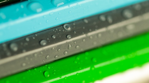 プレミアム写真 青い灰色の緑色の鉛筆に水滴のマクロ