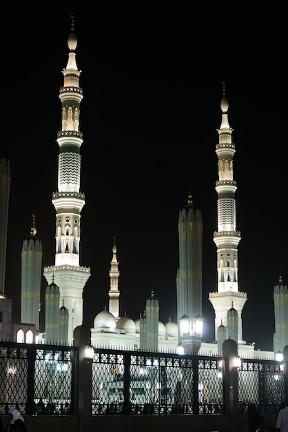 Madina mosque at night | Premium Photo