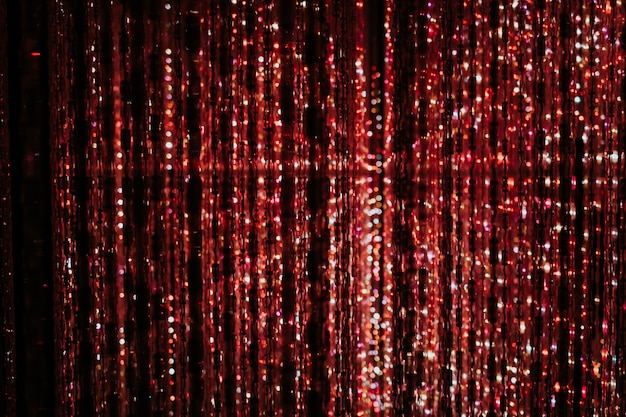 パーティーやお祝いのための魔法の赤いライトボケテクスチャ 輝く光のガーランド プレミアム写真