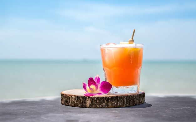 Mai tai drink on beach bar. close up of alcoholic drink. Free Photo