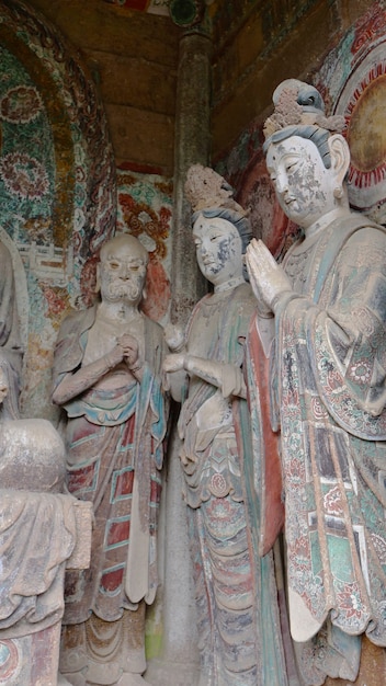 中国甘粛省天水市の麦積山石窟寺院群 シルクロードにある宗教的な洞窟のある山 プレミアム写真