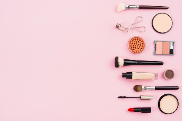 ピンクの背景に化粧品および化粧品美容製品 無料の写真