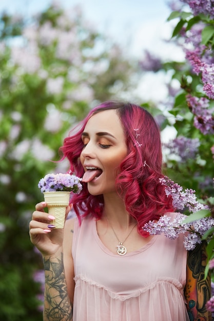 ライラックの花と真っ赤なピンクの女の子の髪のメイクアップヘアカラー 髪の明るい飽和色 プレミアム写真