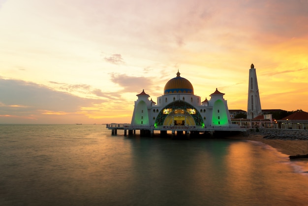 malacca islam mosque is beutiful islam mosque malacca malaysia 73503 621 - Lakukan 6 Hal Seru Ini Saat Berkunjung ke Melaka Malaysia