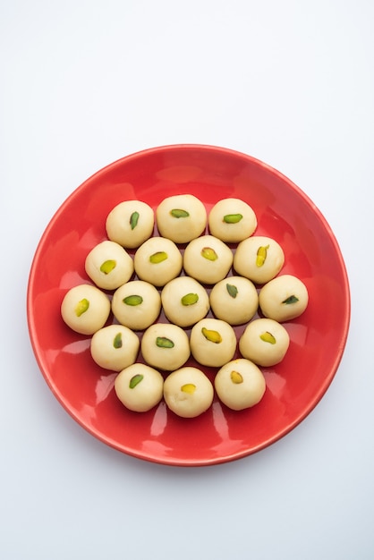 Premium Photo | Malai peda or white pera is a north indian sweet mithai ...