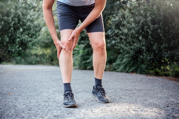 Premium Photo | Male athlete having patellofemoral pain syndrome