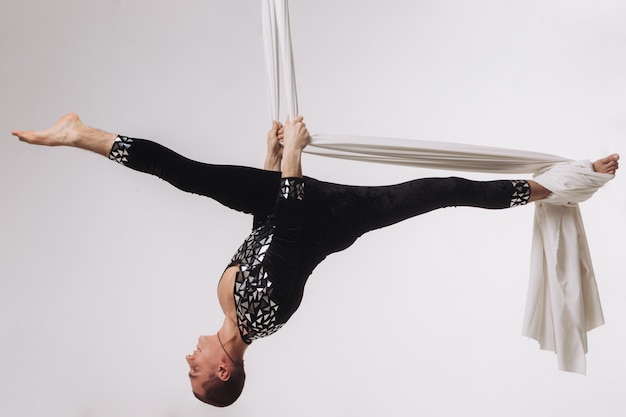 Premium Photo Male Gymnast Doing Aerial Silk Acrobatics