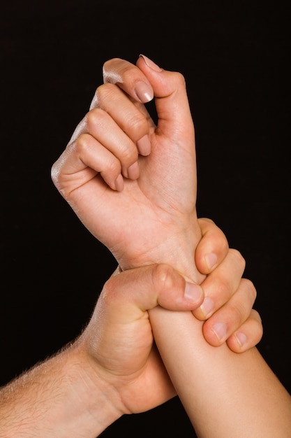男性の手をつかむ女性の手首 プレミアム写真
