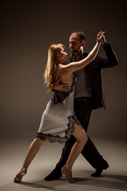 男と女のアルゼンチンタンゴを踊る 無料の写真