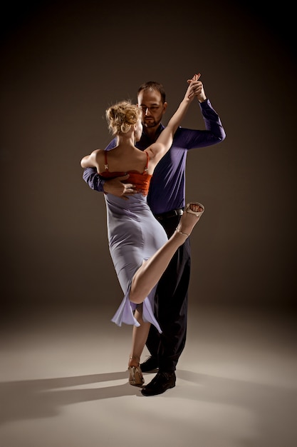 男と女のアルゼンチンタンゴを踊る 無料の写真