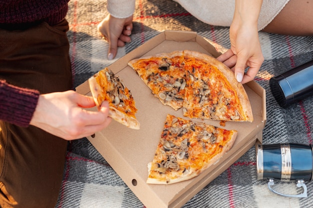 男と女の外でピザを食べて 無料の写真