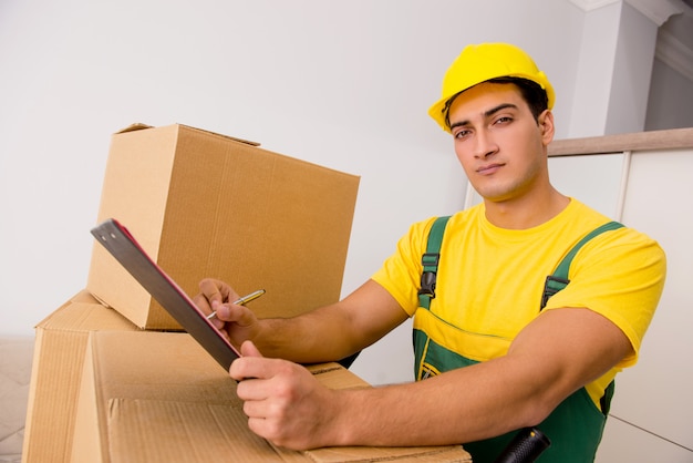 Man delivering boxes during house move Premium Photo