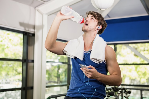 premium-photo-man-drinking-water-while-exercising