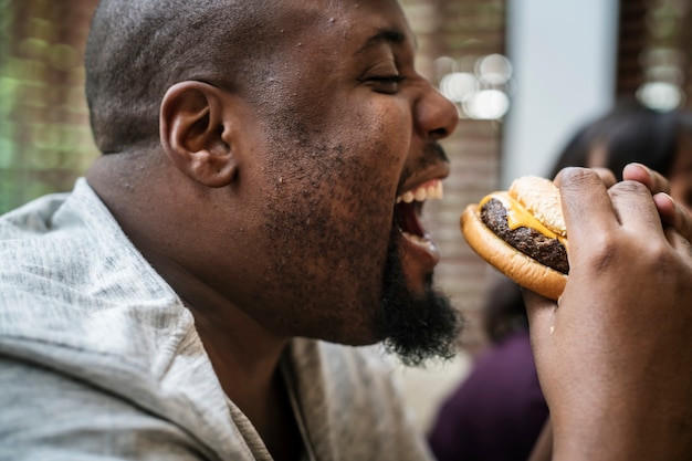 大きなハンバーガーを食べる男 無料の写真