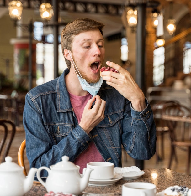 レストランでケーキを食べる男 無料の写真