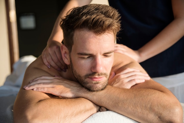 Man getting a message at a spa Premium Photo